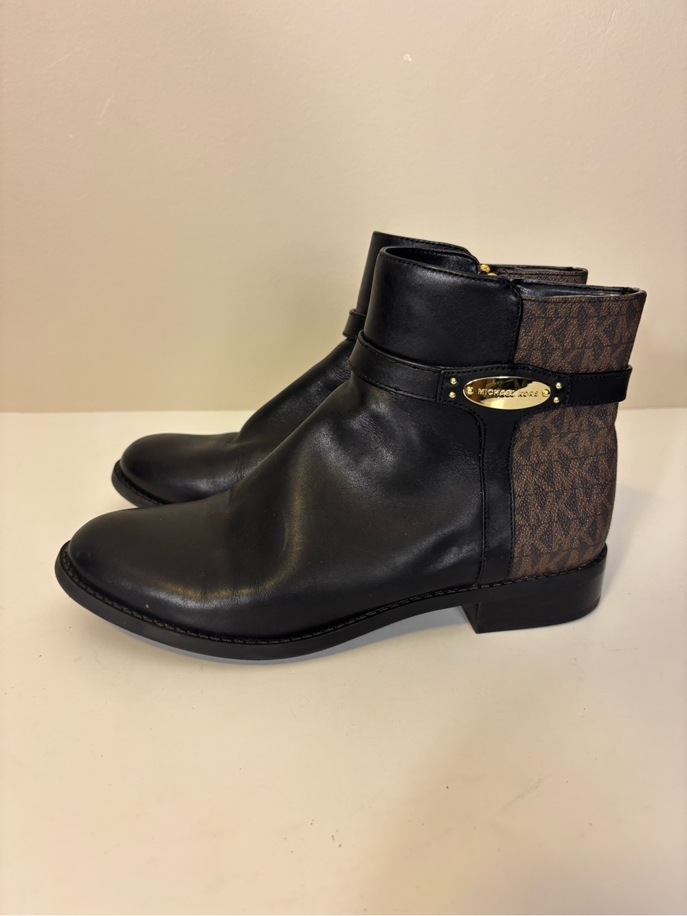 Michael Kors Black Leather & Brown Logo Booties Women’s 7 - Picture 2 of 7